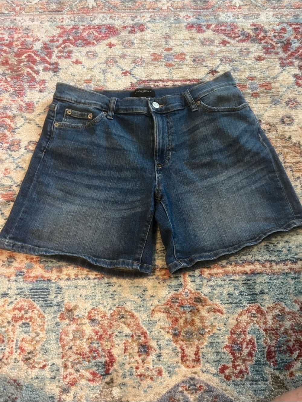 Banana Republic 6 inch medium wash shorts- size 4